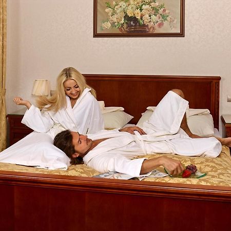 מיאבה Hotel Stefanik מראה חיצוני תמונה