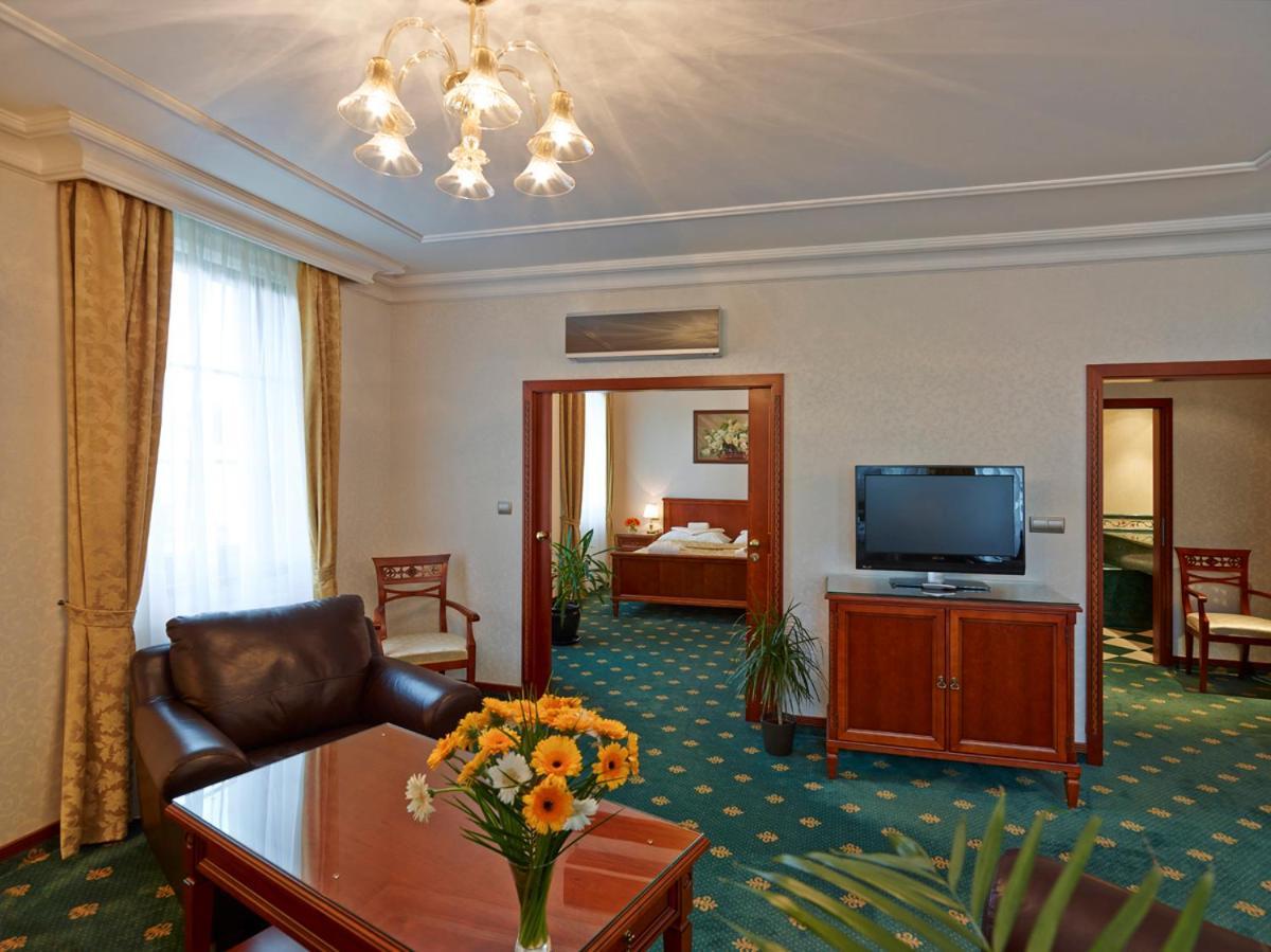 מיאבה Hotel Stefanik מראה חיצוני תמונה